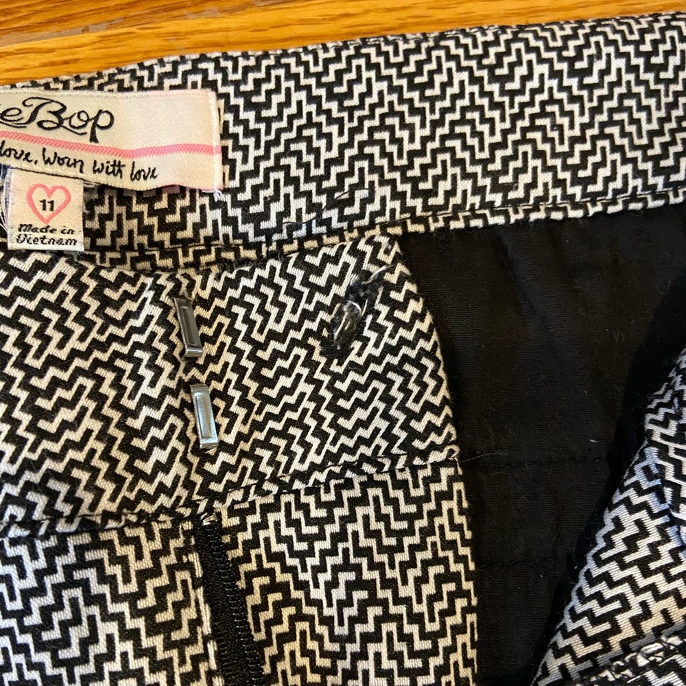Fun patterned, size 11, cropped pants